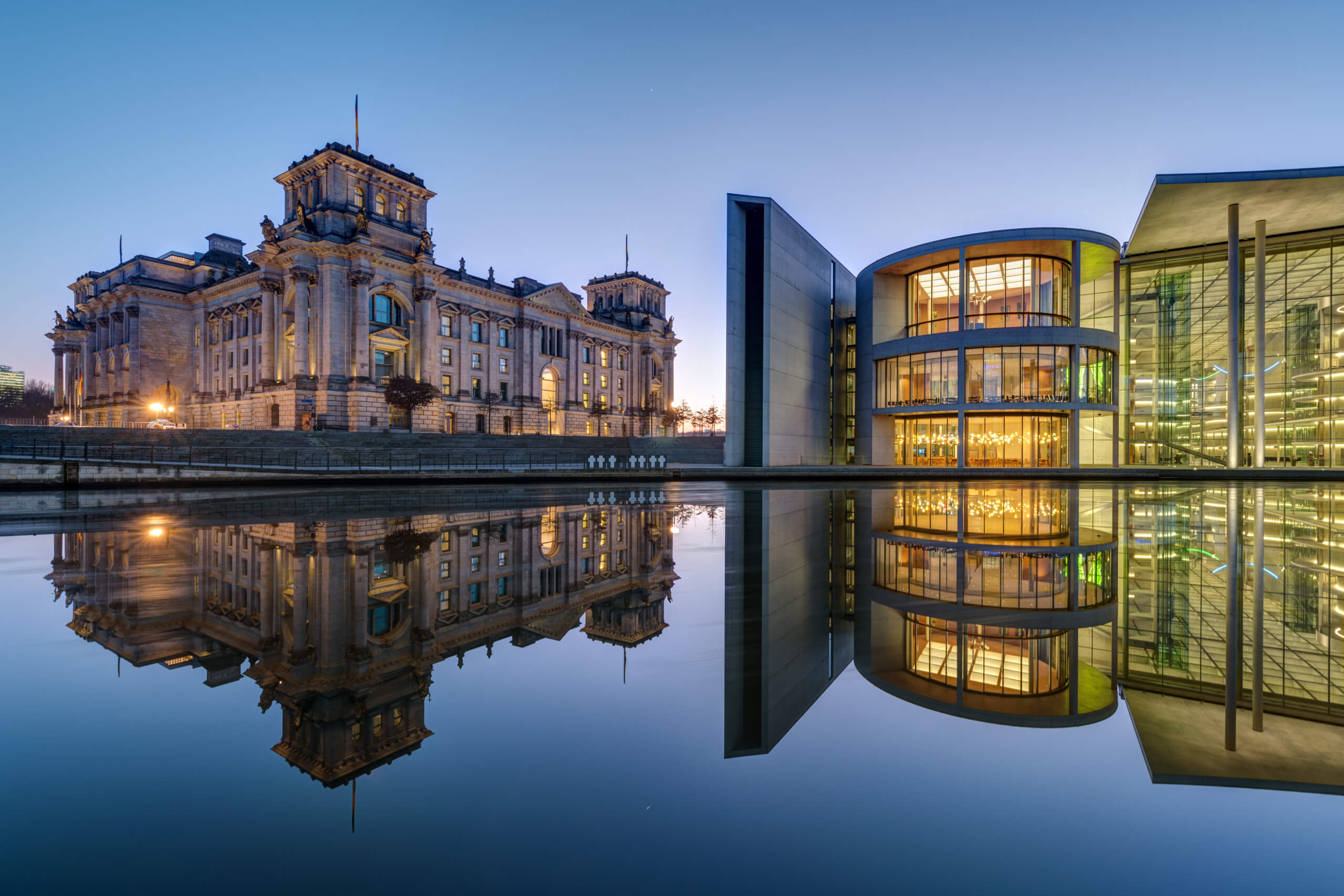 reichtsag-and-paul-loebe-haus-in-berlin-at-dawn-2